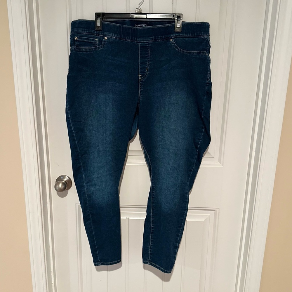 Levi Strauss pull on skinny jeans, size 20 Short